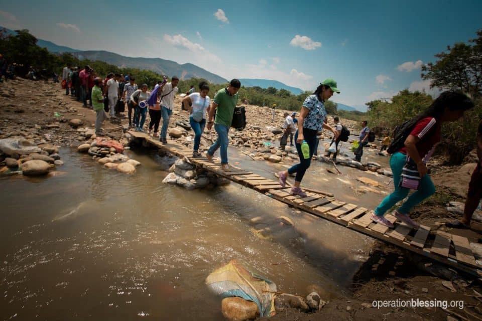 Venezuelan refugees crossing the border.