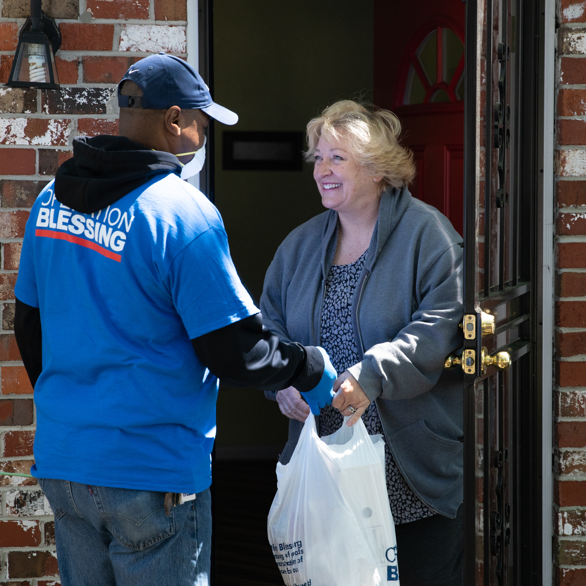 OB volunteer delivering food to Stacie during COVID-19 pandemic.