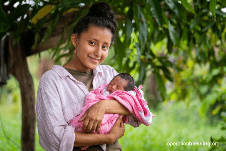 helping-expecting-mother-peru