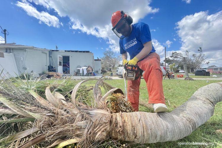 hurricane-ian-volunteer-removing-debris