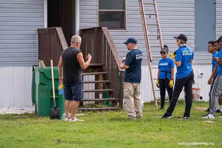 volunteers-in-florida-hurricane-ian