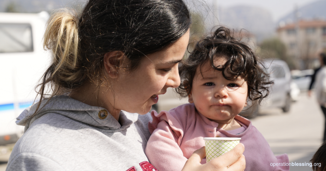 baby-mom-drinking-water