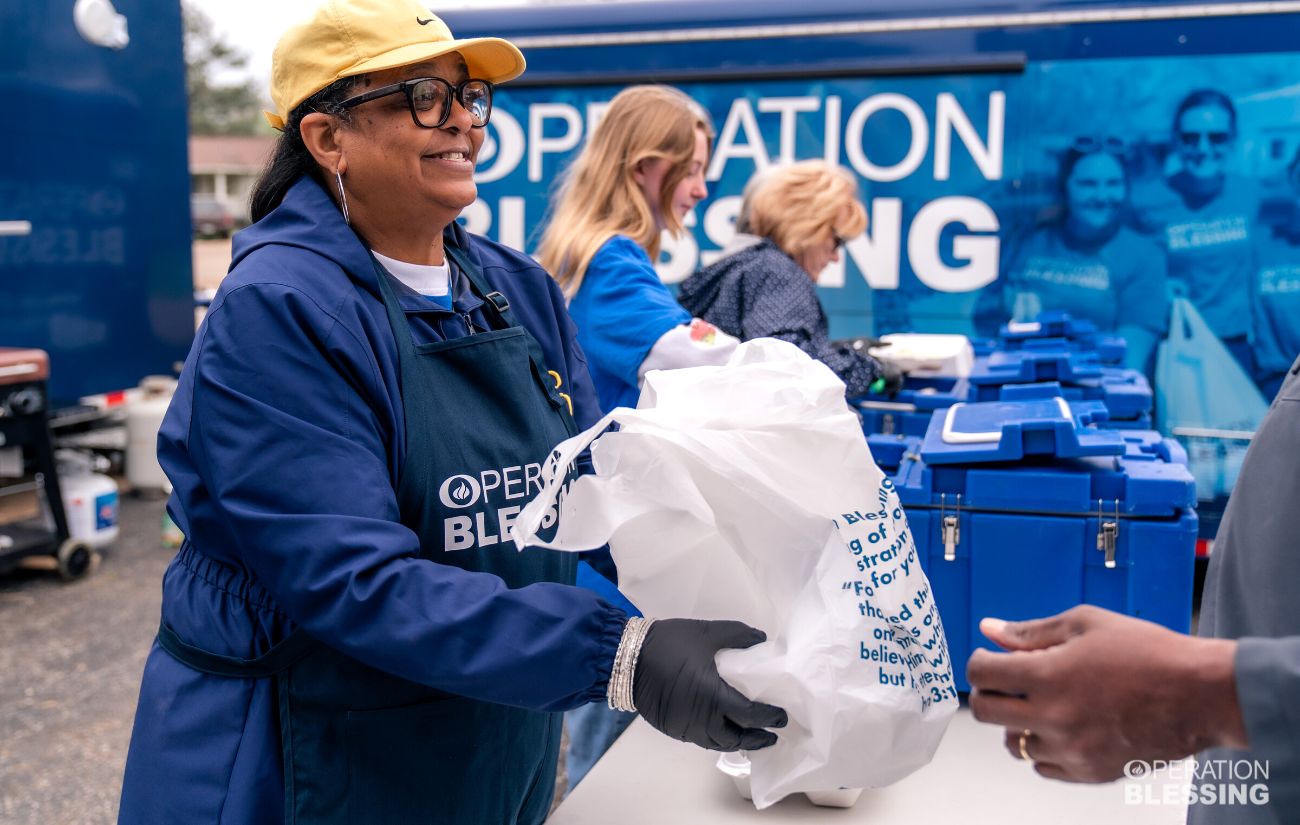 tornado relief volunteers