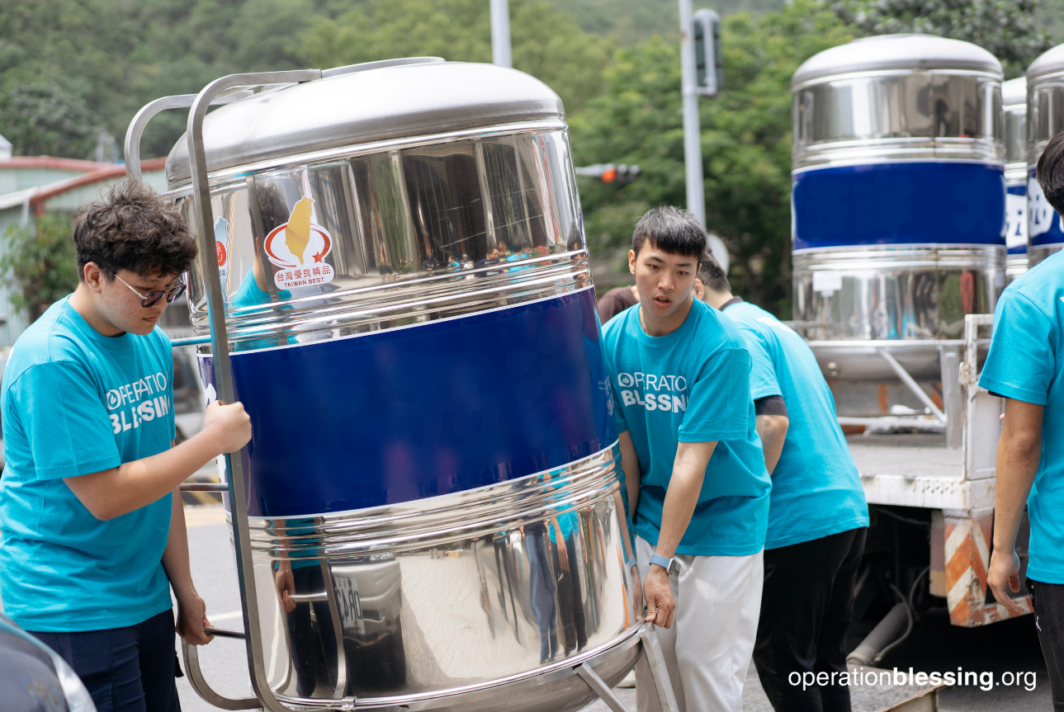 water tanks for earthquake survivors