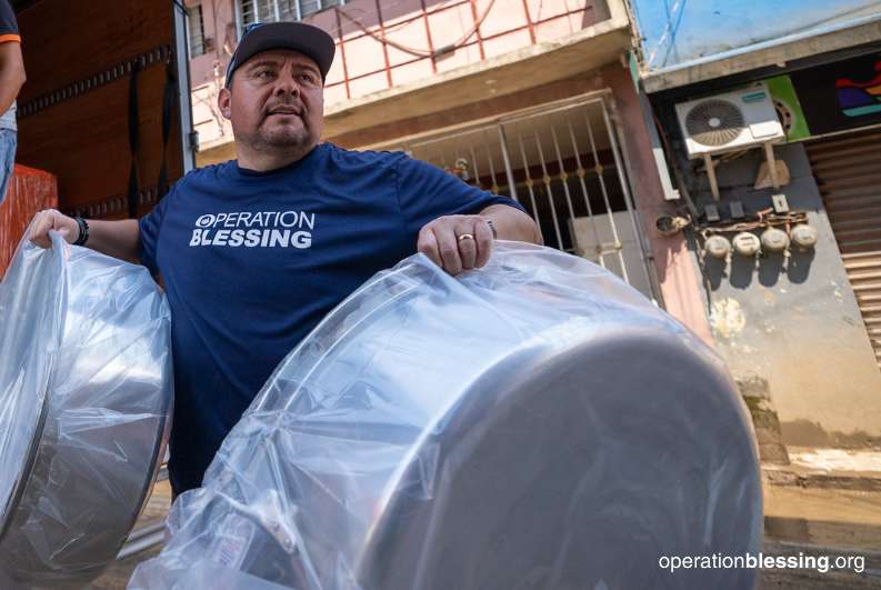 hot kitchen provides food for flood survivors